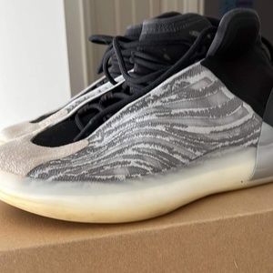 Yeezy quantums basketball